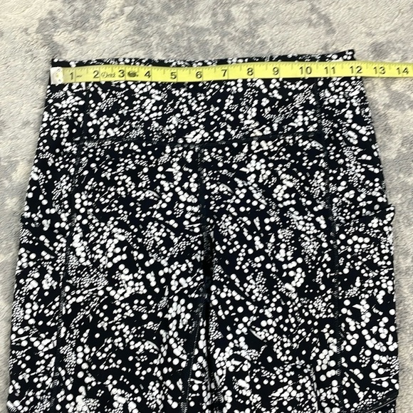 Lululemon Tight Stuff Tight Leggings Black Spotted Chirasu Full Length Sz 4 - Picture 7 of 12